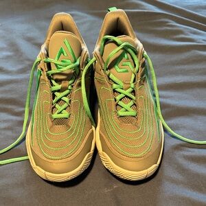 EUC 6.5 Nike Basketball Shoes